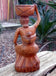 Statuette en bois mère enfant avec panier sur la tête