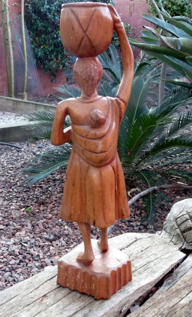 Statuette en bois femme avec panier sur la tête et enfant dans son pagne