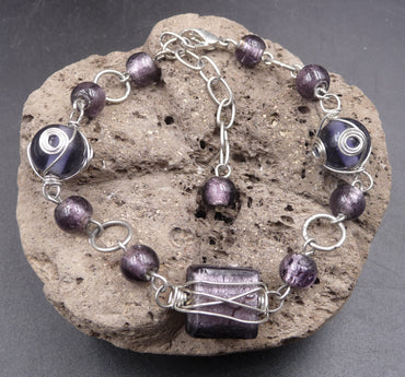 Bracelet en argent Tibétain et perles de verre violettes