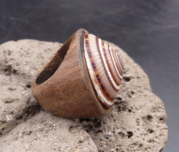 Bague ethnique en bois et coquillage artisanat de Mayotte