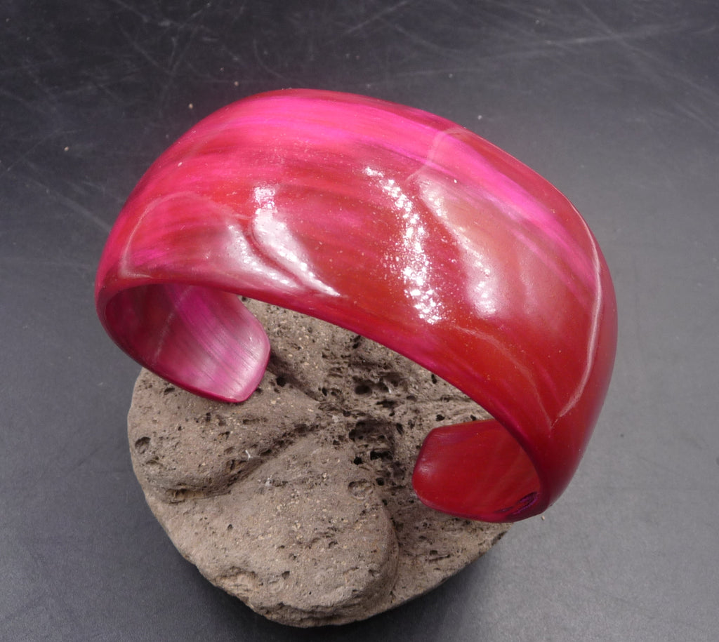 Bracelet KEMBA en corne de zébu rose fuschia Madagascar