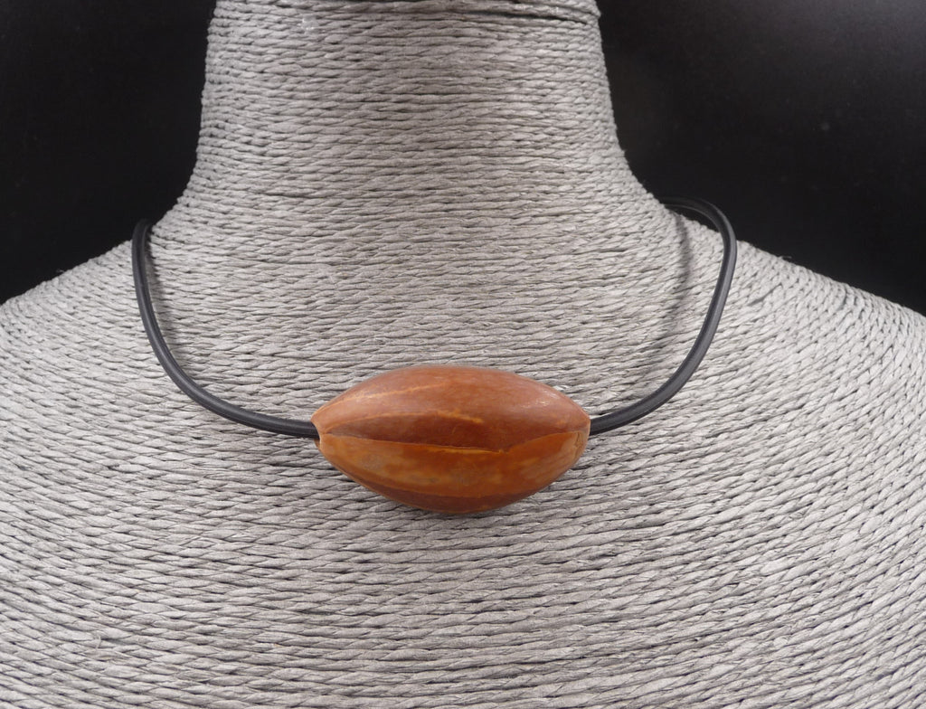 Collier ethnique avec pendentif graine artisanat Laos