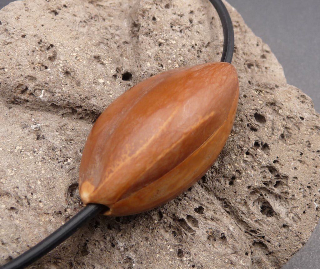 Collier ethnique avec pendentif graine artisanat Laos