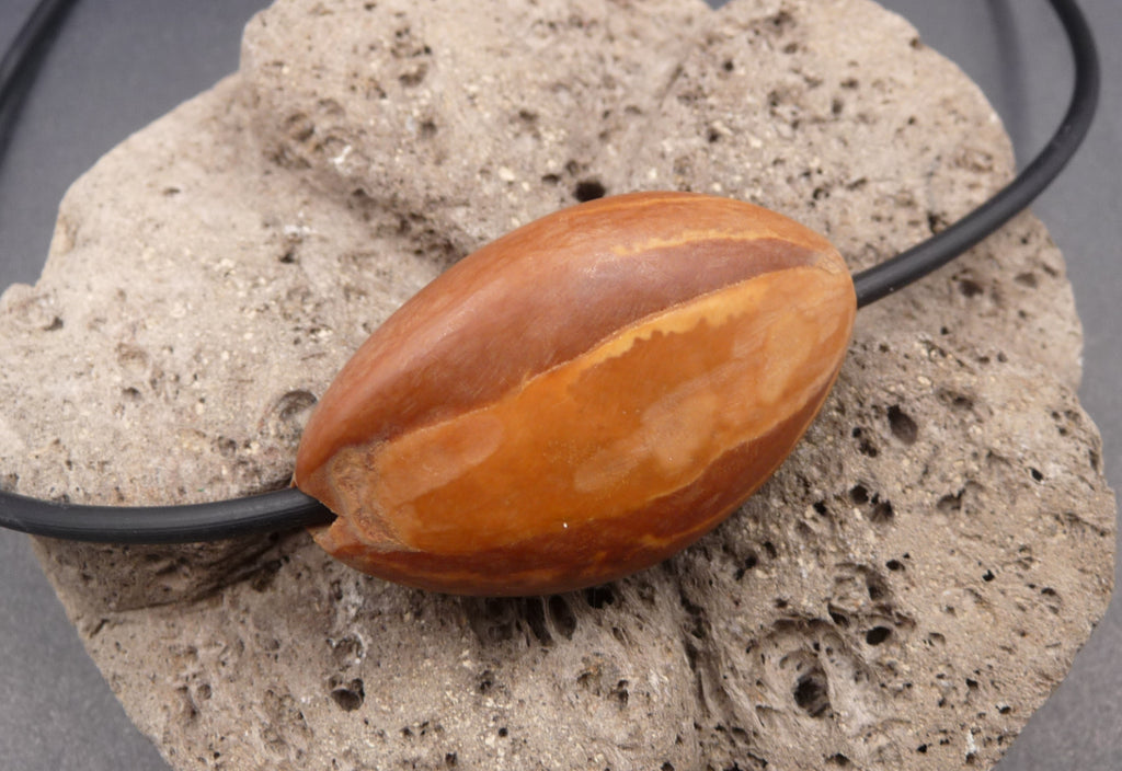 Collier ethnique avec pendentif graine artisanat Laos