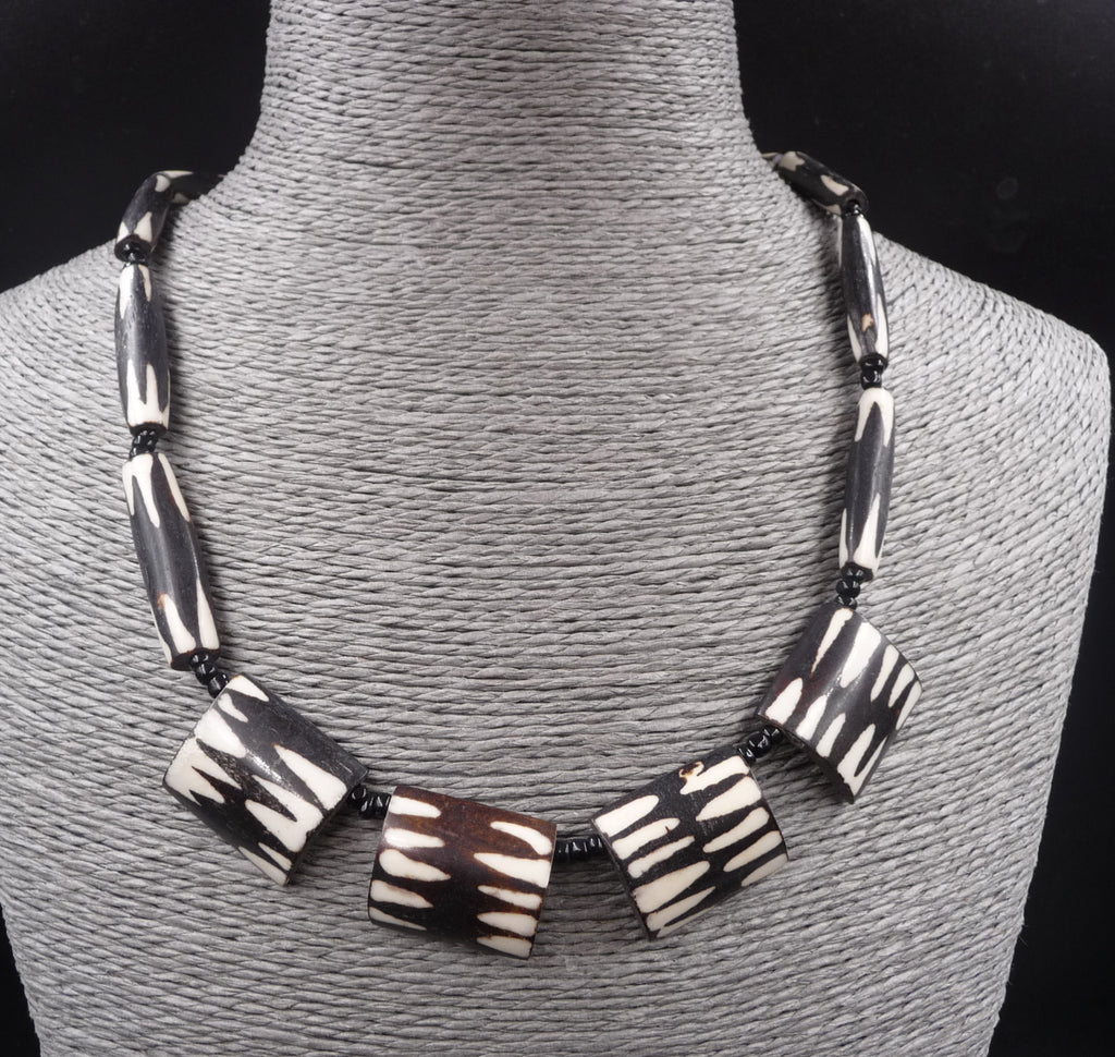 Collier ethnique en os de buffle artisanat Népal