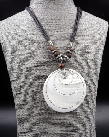 Collier avec pendentif en nacre de Polynésie Tahiti