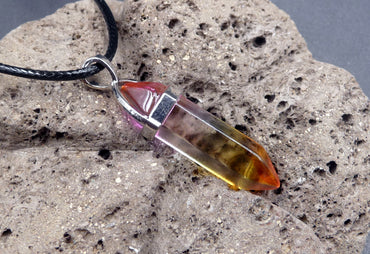 Collier pendentif pointe en Cristal Arc en Ciel