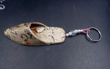 Porte-clés babouche traditionnelle berbère artisanat du Maroc