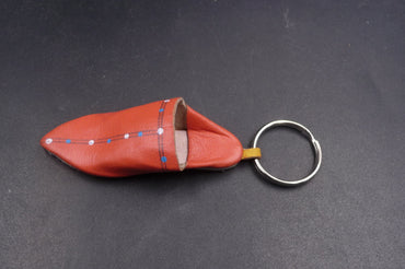 Porte-clés babouche traditionnelle berbère en cuir de chameau