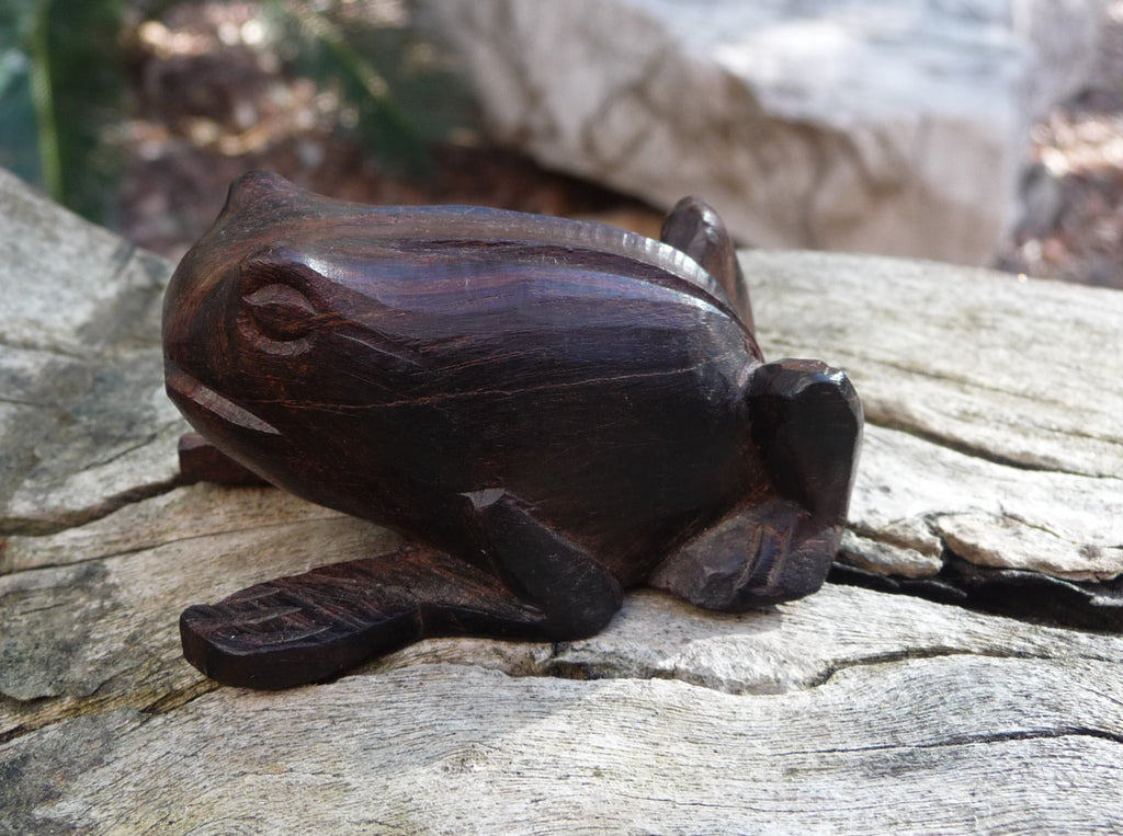 Statuette grenouille en bois de rose artisanat de Madagascar
