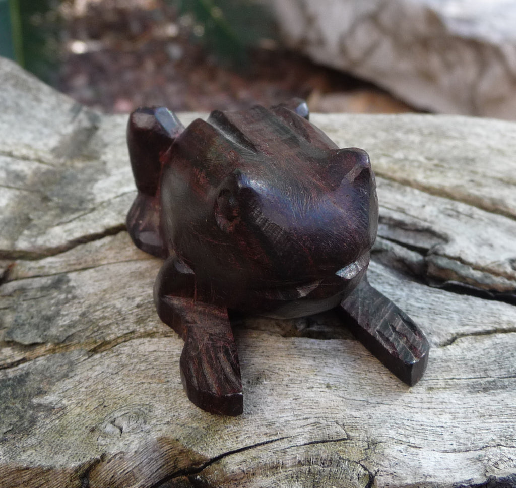 Statuette grenouille en bois de rose artisanat de Madagascar