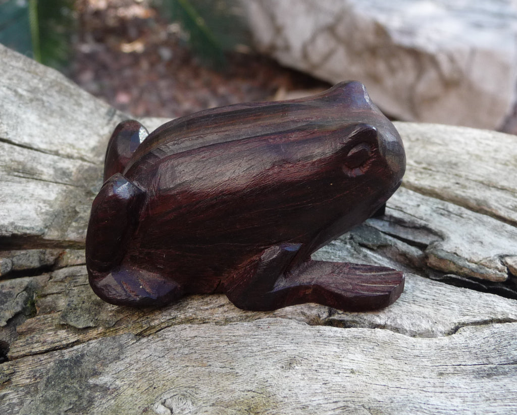 Statuette grenouille en bois de rose artisanat de Madagascar