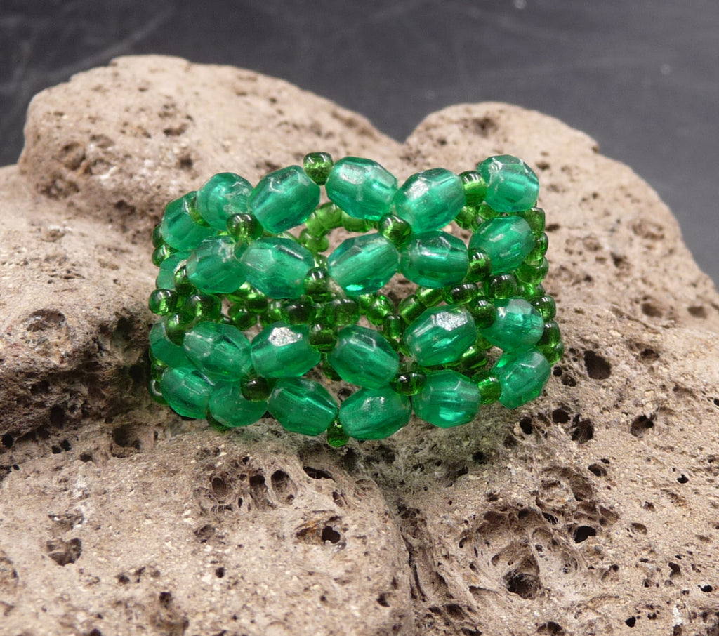 Bague fantaisie en perles de rocaille vertes