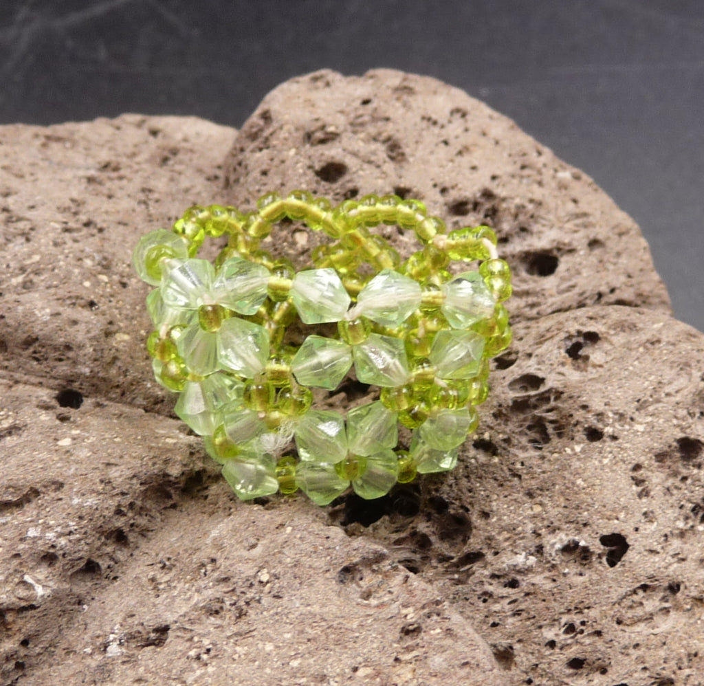 Bague fantaisie en perles de rocaille vert anis