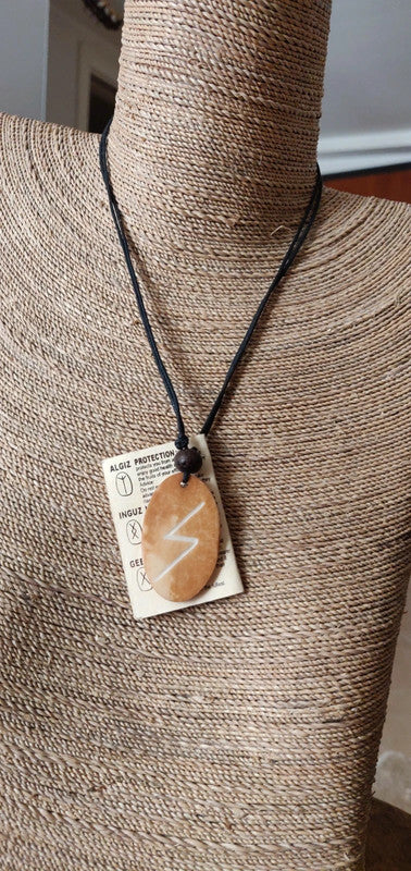 Collier Rune Sowilo pendentif en os de yack - Victoire et réussite
