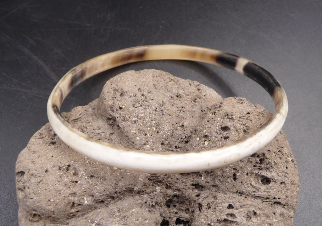 Bracelet jonc ZAKARA en corne de zébu beige Madagascar