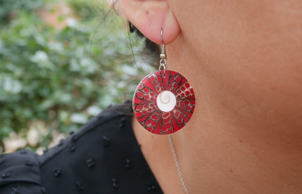 Boucles d'oreilles îles en coquillage rouge et oeil de Sainte-Lucie