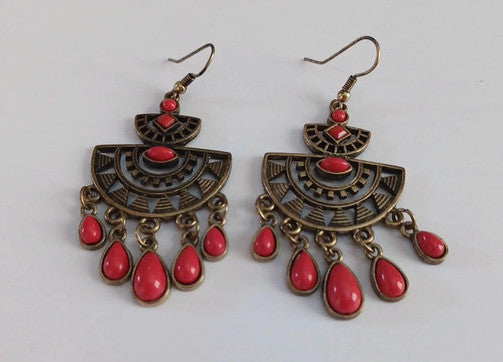Boucles d'oreille pendantes ethniques en métal vieilli et breloques perles rouges