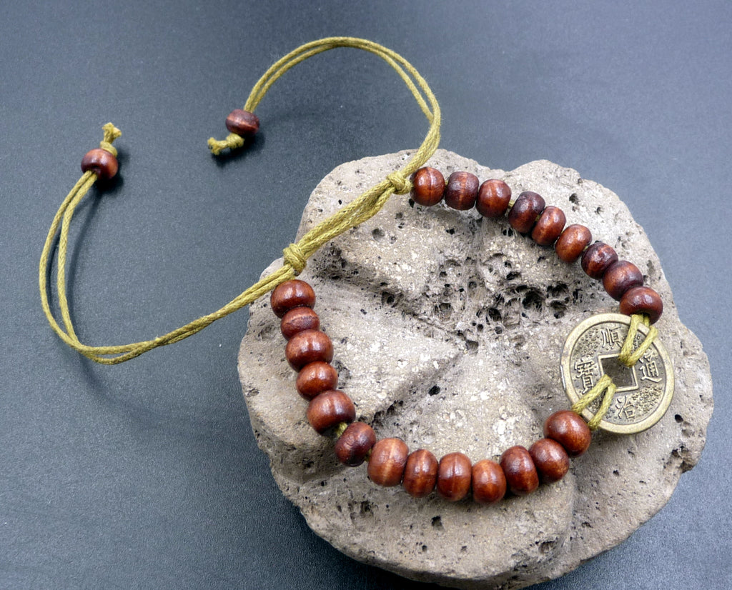 Bracelet feng shui marron en perles de bois et pièce chinoise porte bonheur