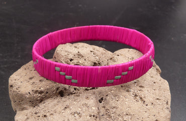 Bracelet ethnique en raphia rose fuschia "Hanta" - Artisanat de Madagascar