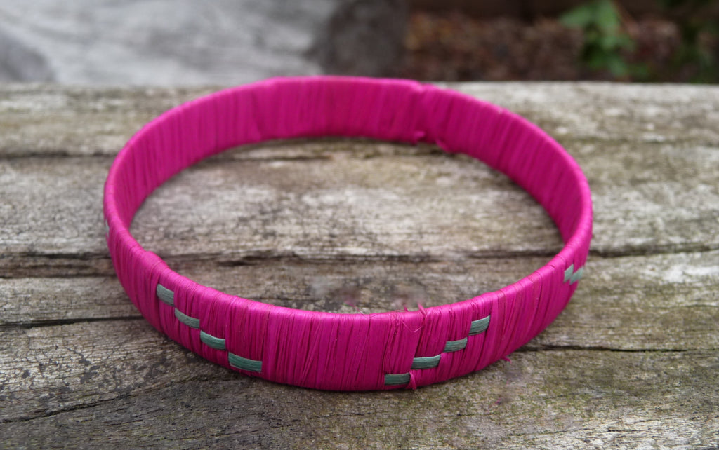 Bracelet ethnique en raphia rose fuschia "Hanta" - Artisanat de Madagascar