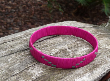 Bracelet ethnique en raphia rose fuschia "Hanta" - Artisanat de Madagascar