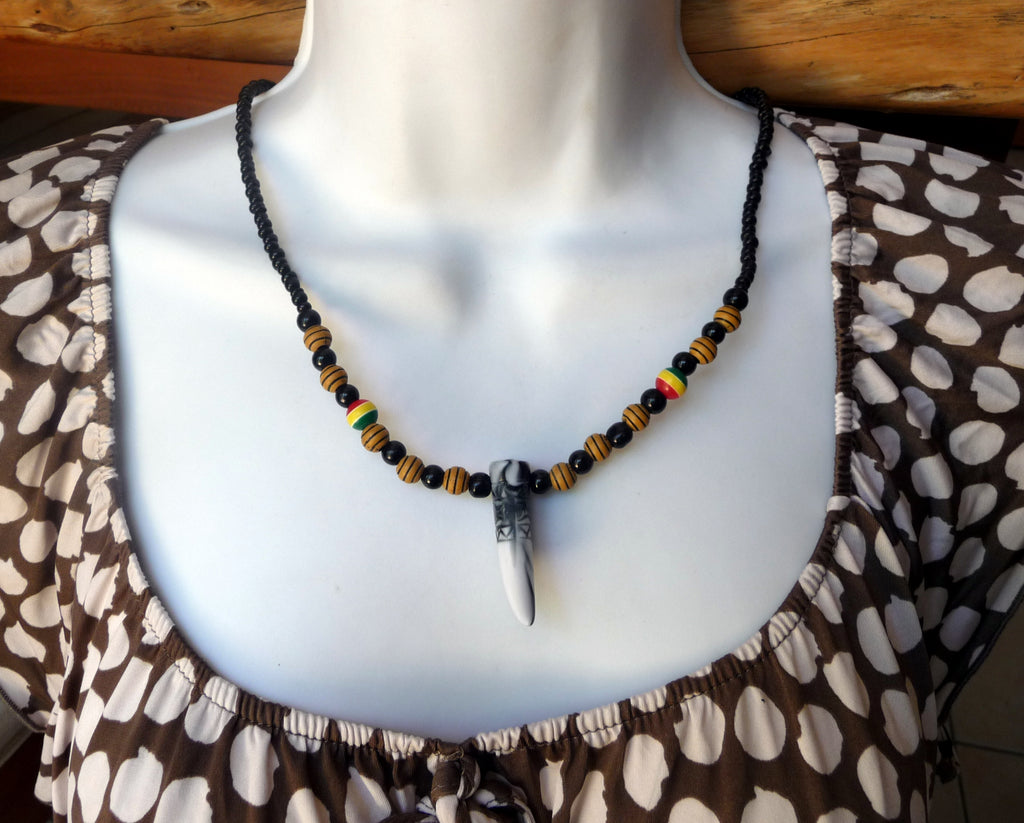 Collier Africain rasta en bois pendentif en os de buffle gravé - Artisanat du Sénégal