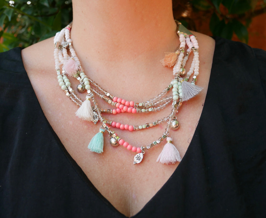Collier multirangs bohème boho gipsy avec pompons et perles