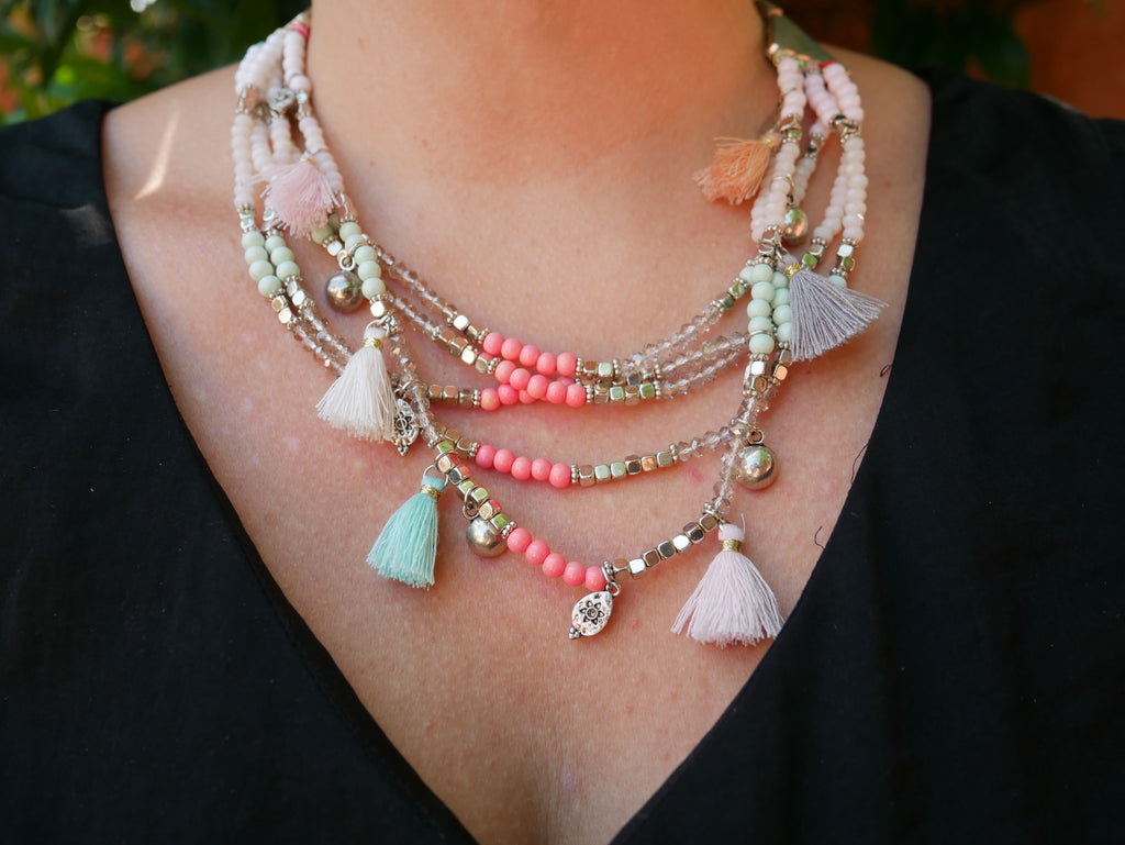 Collier multirangs bohème boho gipsy avec pompons et perles