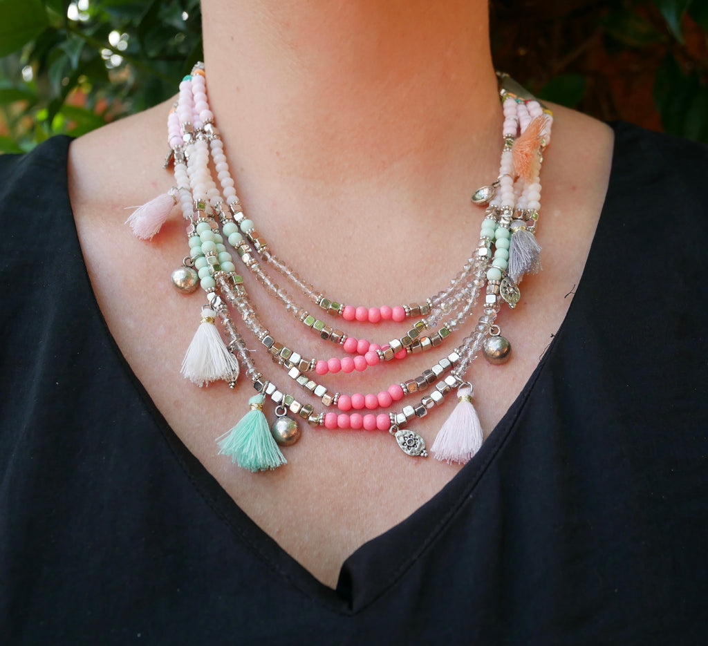 Collier multirangs bohème boho gipsy avec pompons et perles