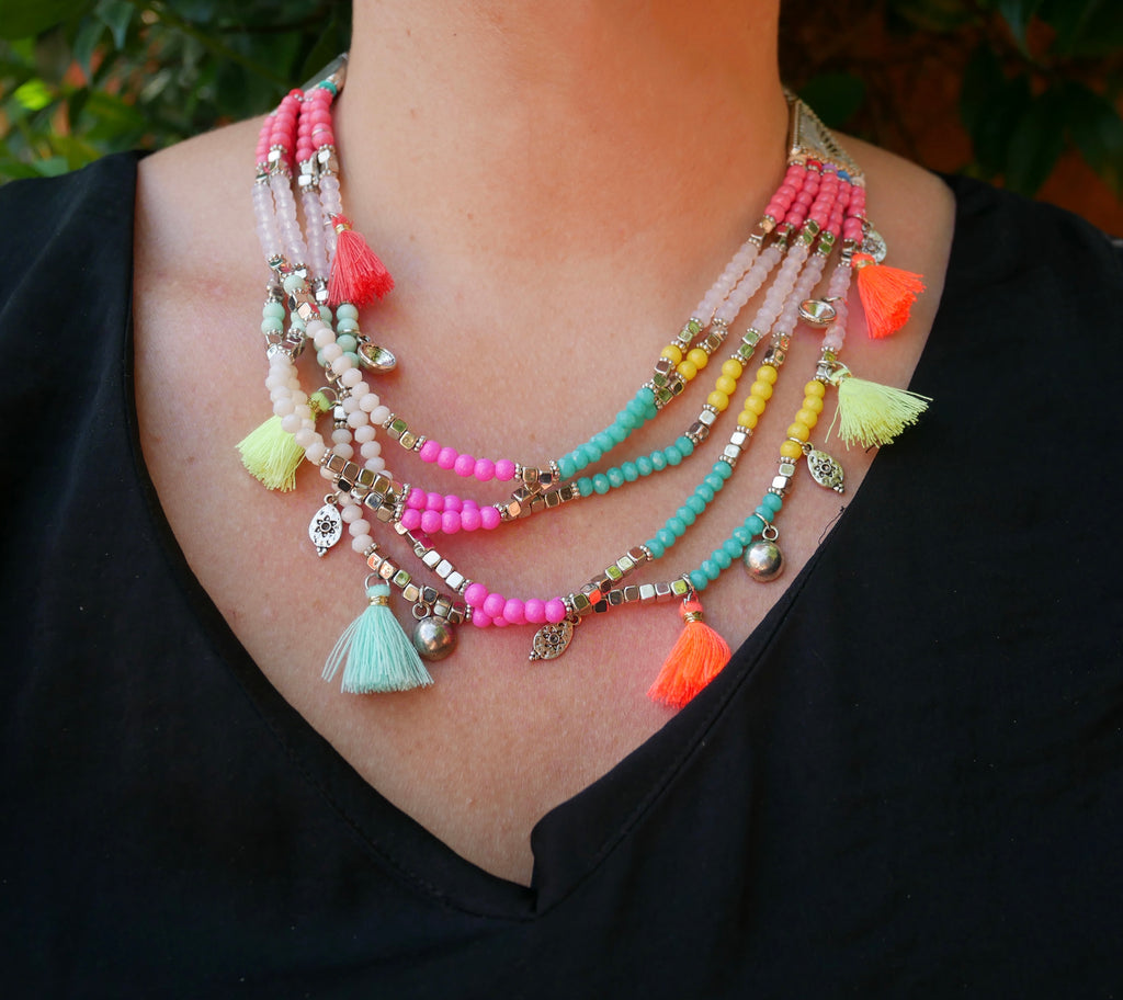 Collier multirangs bohème boho gipsy avec pompons et perles