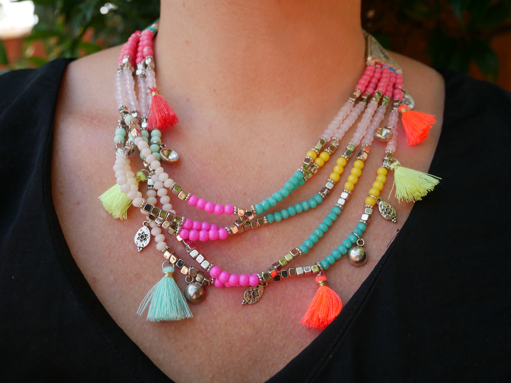 Collier multirangs bohème boho gipsy avec pompons et perles