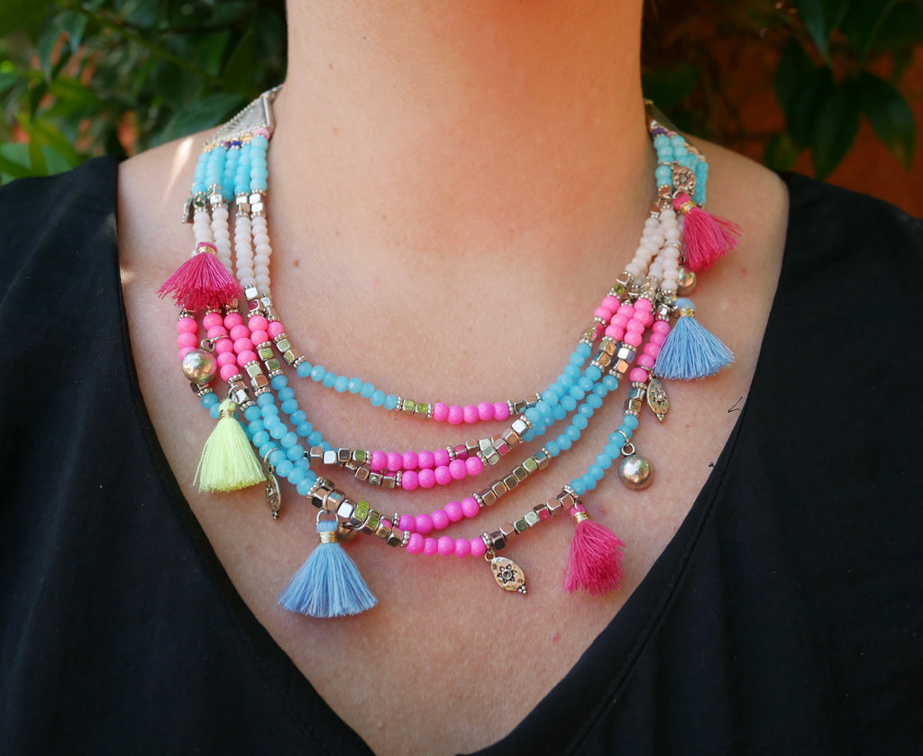 Collier multirangs bohème boho gipsy avec pompons et perles