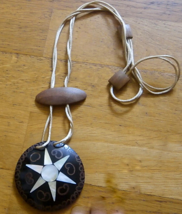 Collier avec pendentif en nacre, bois de cocotier et cannelle, forme étoile