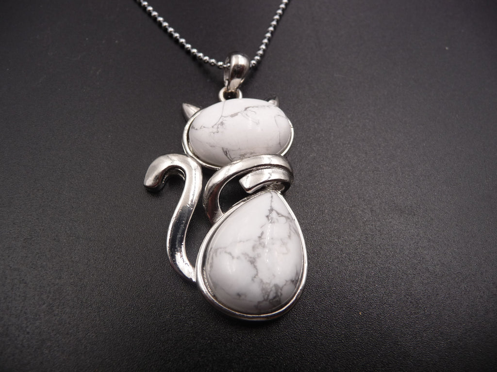 Collier avec pendentif chat en Howlite blanche naturelle du Brésil