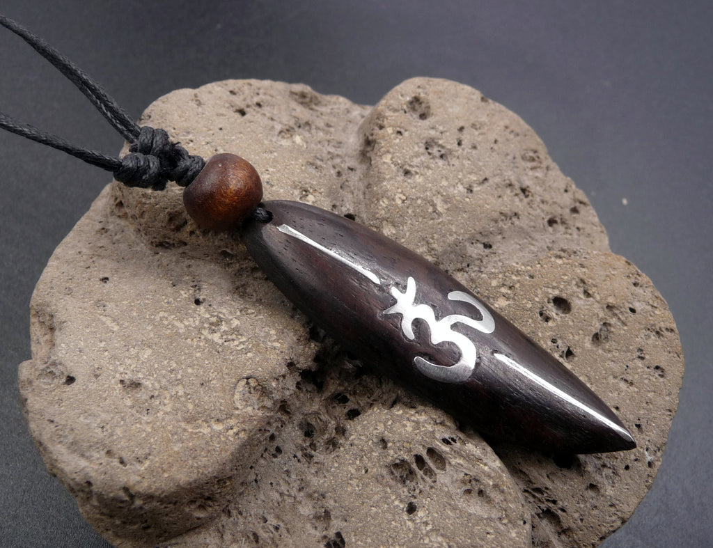 Collier en forme de planche signe om aum Hindou en bois et argent 925