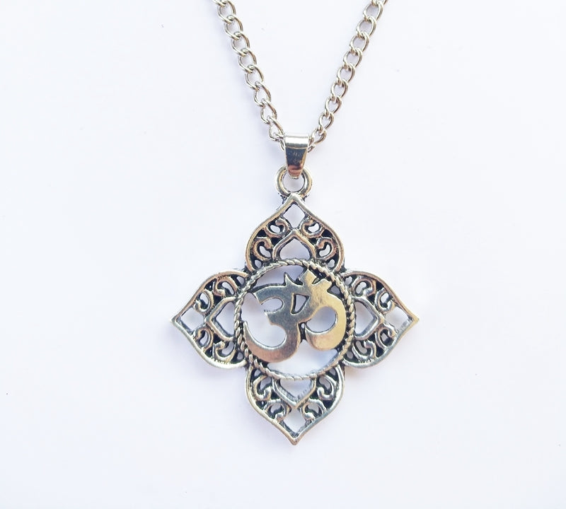 Collier avec pendentif symbôle Ôm (Aum)