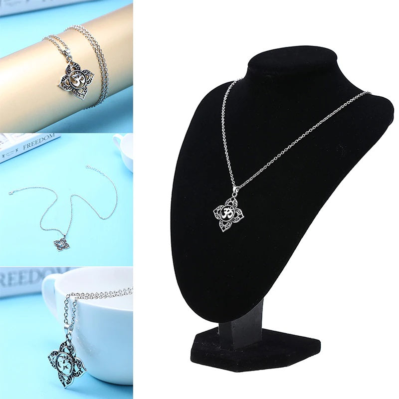 Collier avec pendentif symbôle Ôm (Aum)