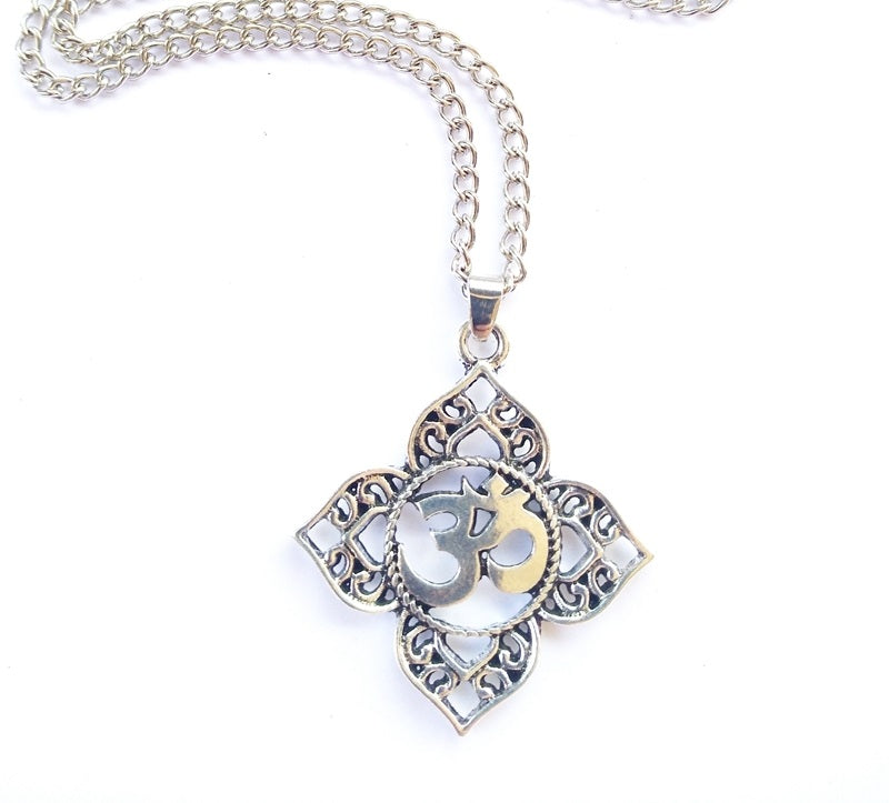 Collier avec pendentif symbôle Ôm (Aum)