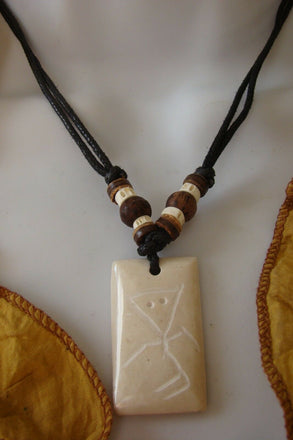 Collier personnage primitif tribal en pierre blanche véritable