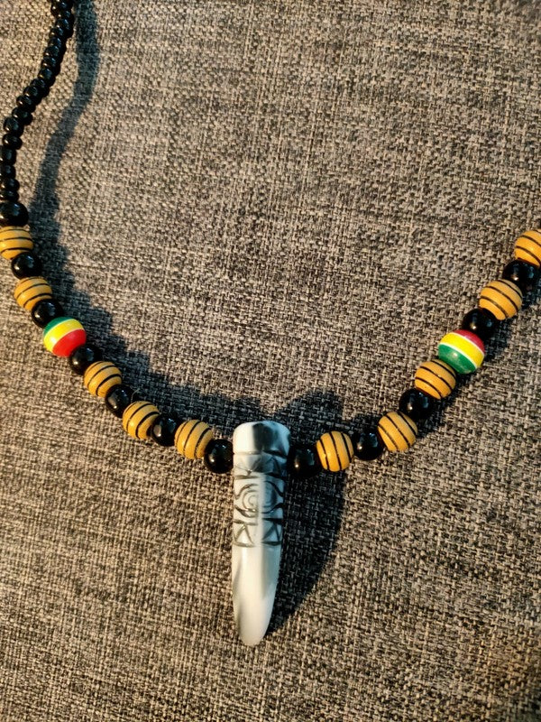 Collier Africain rasta en bois pendentif en os de buffle gravé - Artisanat du Sénégal