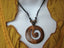 Collier avec pendentif spirale en bois exotique sur cordon ajustable perles coco