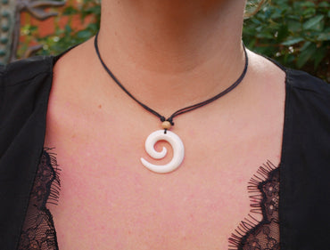 Collier Maori avec pendentif spirale en os de buffle sur cordon ajustable