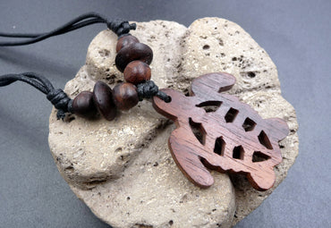 Collier tortue Maori en bois exotique