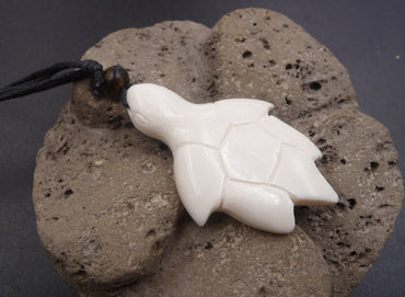 Collier ethnique  tortue Maori en os de buffle