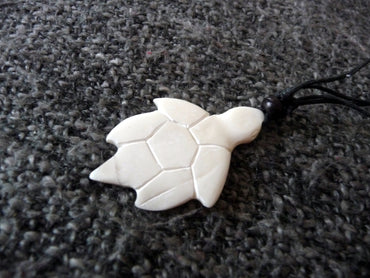 Collier ethnique  tortue Maori en os de buffle