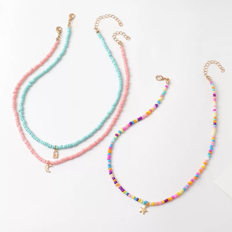 Ensemble de 3 colliers en perles. Vert d’eau, multicolore et rose