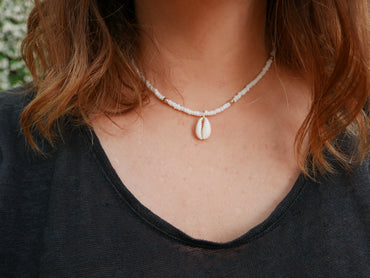 Collier en perles blanches et coquillage cauri naturel