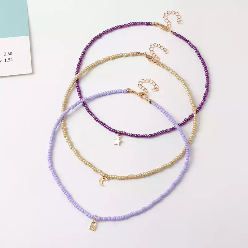Ensemble de 3 colliers en perles. Violet et or
