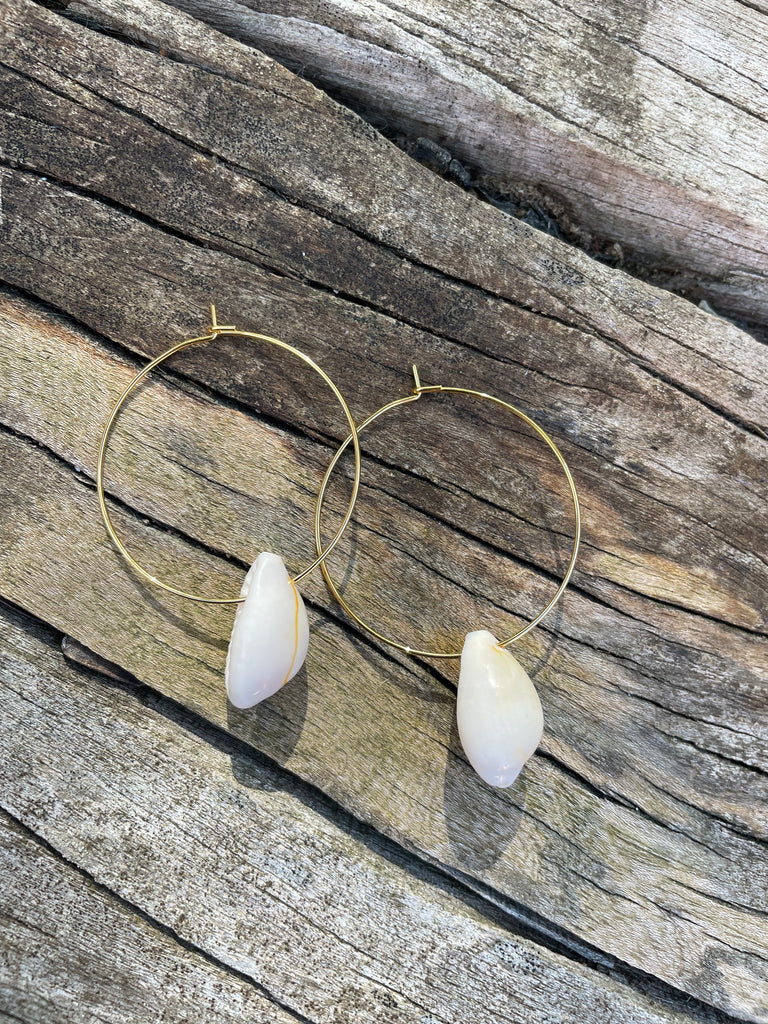 Boucles d'oreilles forme créole en coquillages cauris